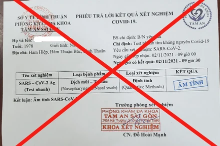 Một phiếu xét nghiệm Covid-19 giả bị thu giữ. 