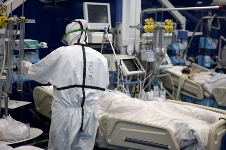 Chăm sóc bệnh nhân mắc Covid-19 tại phòng chăm sóc đặc biệt (ICU) của bệnh viện Pirogov ở Sofia, Bulgaria, ngày 15/10/2021. (Ảnh: Reuters)