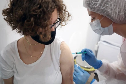 Nga kêu gọi người dân tích cực đi tiêm phòng Covid-19. (Ảnh: TASS)