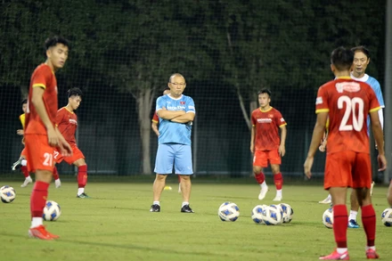 HLV Park Hang-seo trực tiếp điều hành buổi tập tối 15/10 của U23 Việt Nam. (Ảnh: VFF)