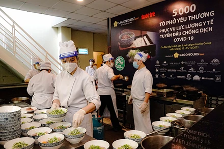 Chương trình “5.000 tô phở yêu thương” phục vụ lực lượng y tế tuyến đầu chống dịch.