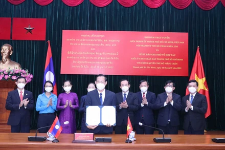 Ký kết Bản ghi nhớ về hợp tác giữa UBND TP Hồ Chí Minh và Chính quyền Thủ đô Viêng Chăn (Lào). 