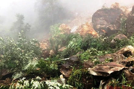 Hơn 2.000 m3 đá tảng rất lớn đã sạt lở, vùi lấp mặt đường tỉnh lộ 158, làm ách tắc giao thông tại đây. 