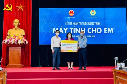 Lễ tiếp nhận tài trợ lần thứ nhất Chương trình "Máy tính cho em". 