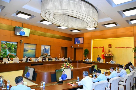 Chủ tịch Quốc hội Vương Đình Huệ mới đây chủ trì buổi làm việc về chính sách hỗ trợ nền kinh tế vượt qua khó khăn (Ảnh Duy Linh)