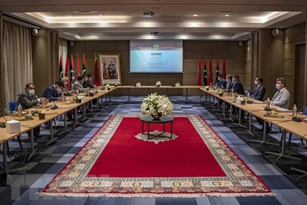 Đại diện các bên đối địch tại Libya tham gia cuộc đàm phán ở thành phố Bouznika, Maroc. (Ảnh: TTXVN)