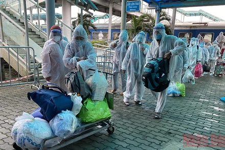 Công dân Ninh Bình từ các tỉnh phía nam về quê qua ga tàu Ninh Bình.