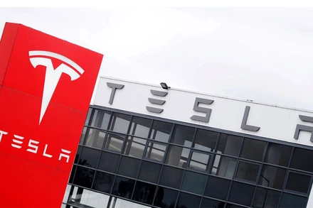 Tesla là công ty sản xuất ô-tô điện đầu tiên vượt mốc giá trị vốn hoá 1.000 tỷ USD. (Ảnh: Reuters)