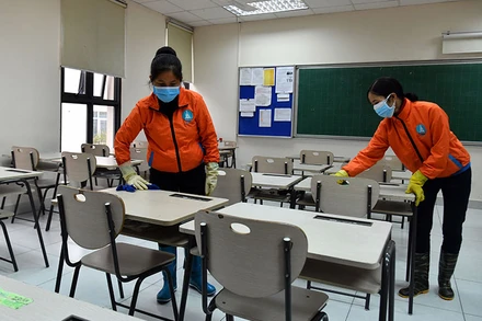 Vệ sinh khử khuẩn các thiết bị, đồ dùng trong các lớp học. (Ảnh: DUY LINH)