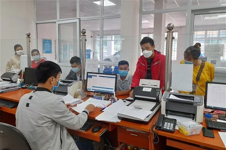 Cán bộ Bảo hiểm xã hội huyện Hòa An, tỉnh Cao Bằng giải quyết chế độ, thủ tục bảo hiểm cho người tham gia.