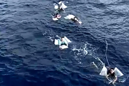 Quăng dây cứu nạn những ngư dân tàu cá Phú Quý (Bình Thuận) bị nạn trôi dạt trên vùng biển Côn Đảo (Bà Rịa - Vũng Tàu).