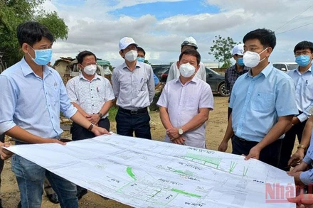 Kiểm tra hiện trường, Chủ tịch UBND tỉnh Quãng Ngãi Đặng Văn Minh yêu cầu thanh tra toàn diện dự án.