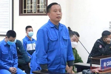 Bình “vổ” và các đối tượng tại phiên xét xử.