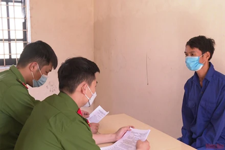 Đối tượng Bình tại cơ quan điều tra Công an huyện Đông Hưng (tỉnh Thái Bình). 