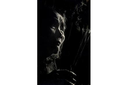 Chân dung Bà mẹ Việt Nam Anh hùng Trần Thị Thanh (1906-1997) trong tác phẩm "Nhớ các con" của Duy Anh.