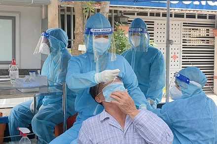 Thực hiện test sàng lọc cho người dân ở TP Cao Lãnh, tỉnh Đồng Tháp. (Ảnh tư liệu)