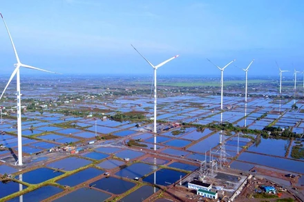 Toàn cảnh 9 turbine của Nhà máy điện gió Kosy Bạc Liêu giai đoạn 1.