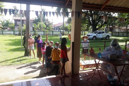 Ngày cũng như đêm, cả đoàn tranh thủ từng phút để giúp bạn phòng, chống dịch Covid-19. (Ảnh: Xuân Sơn)