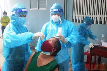 Nhân viên y tế lấy mẫu test nhanh kháng nguyên SARS-CoV-2 cho người dân.