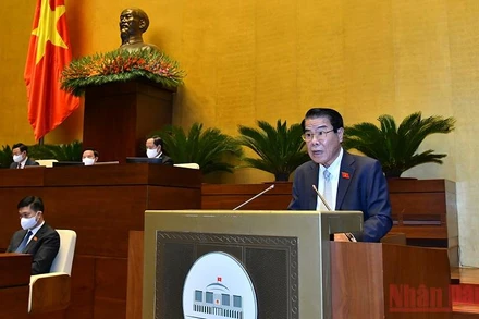 Trưởng Ban Dân nguyện thuộc Ủy ban Thường vụ Quốc hội Dương Thanh Bình trình bày Báo cáo. (Ảnh: DUY LINH - THỦY NGUYÊN)