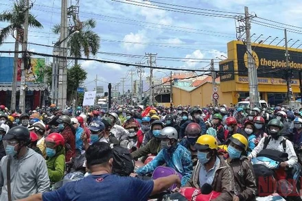 Người dân nhiều tỉnh, thành miền Tây lưu thông về quê trên quốc lộ 1 sáng 1/10.