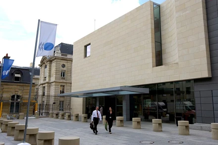 Quang cảnh bên ngoài trụ sở của OECD tại Paris. (Ảnh: Reuters)