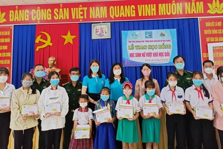 Tặng học bổng cho học sinh vùng biên giới huyện An Phú.