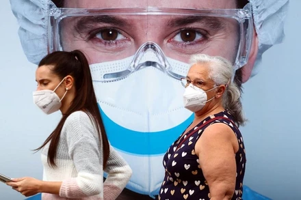 Diễn biến dịch bệnh vẫn phức tạp ở châu Âu, với trung bình hơn 142 nghìn ca mắc và hơn 2.100 ca tử vong mới được ghi nhận mỗi ngày trong tuần qua. (Ảnh: Reuters)