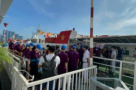 Du khách xếp hàng xuống tàu cao tốc tại bến Bạch Đằng.