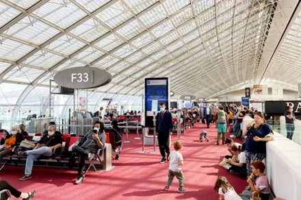 Sân bay Paris-Charles-de-Gaulle nhộn nhịp khách trở lại sau thời gian khủng hoảng do đại dịch Covid-19. 