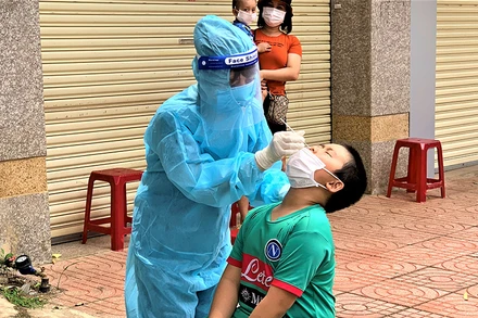 Ngành y tế Đắk Lắk tiến hành test nhanh kháng nguyên để sàng lọc các trường hợp mắc Covid-19 trong cộng đồng.