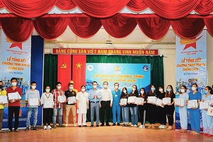 Đại diện Hội Doanh nhân trẻ Việt Nam và các đơn vị liên quan trao quà tri ân các tình nguyện viên tiêu biểu của chương trình “ATM F0 chống dịch”.