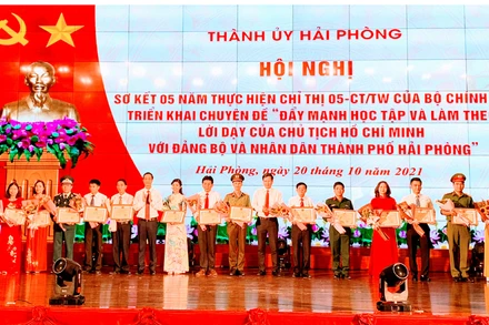 Biểu dương và trao Bằng khen tặng các tập thể và cá nhân tiêu biểu, xuất sắc của thành phố Cảng.