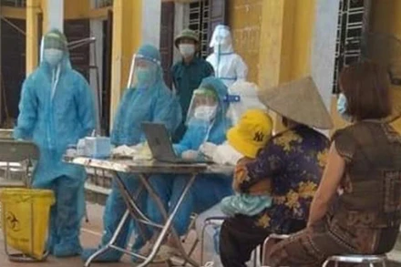 Lực lượng y tế lấy mẫu xét nghiệm Covid cho người dân xã Thượng Lan.