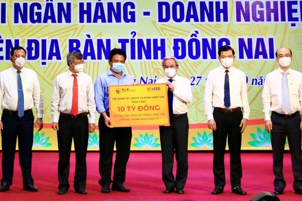 Đại diện Tập đoàn T&T Group và Ngân hàng SHB trao tặng Quỹ phòng, chống dịch Covid-19 tỉnh Đồng Nai 10 tỷ đồng.