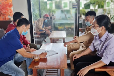 Hướng dẫn hộ kinh doanh dịch vụ ăn uống, giải khát phường Thống Nhất (TP Pleiku) cam kết thực hiện nghiêm giãn cách.