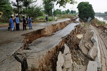 Một đoạn đường bị sụt lún sau trận động đất ở Mirpur, Pakistan, ngày 25/9/2019. (Ảnh: Reuters)