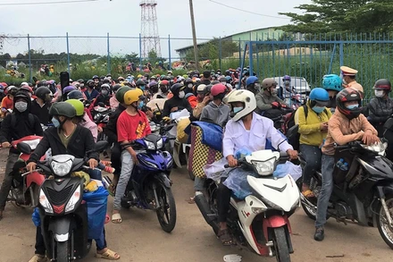 Người dân trước khi xuất phát về quê tại sân vận động huyện Trảng Bom, tỉnh Đồng Nai.