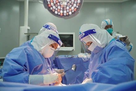 Các bác sĩ tiến hành mổ bắt con tại Bệnh viện hồi sức Covid-19. (Ảnh: Bệnh viện cung cấp)