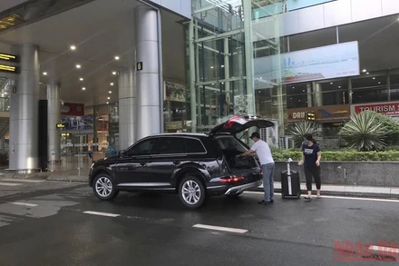 Người về từ TP Hồ Chí Minh đến sân bay Đà Nẵng, về cách ly tại nhà 14 ngày theo quy định. (Ảnh: ANH ĐÀO)