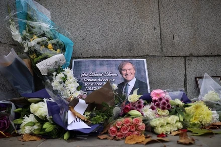 Hoa và ảnh tưởng nhớ nghị sĩ David Amess được đặt bên ngoài trụ sở Quốc hội Anh ở London. (Ảnh: Reuters)