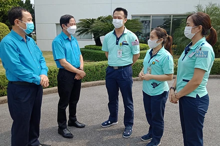 Thăm hỏi, động viên đoàn viên, người lao động.