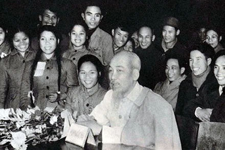 Chủ tịch Hồ Chí Minh thăm, nói chuyện với lực lượng thanh niên xung phong. (Ảnh do Hội Cựu thanh niên xung phong Việt Nam cung cấp)