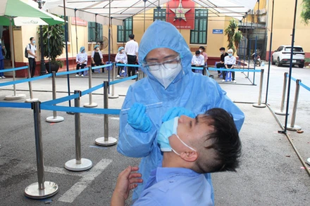 Lấy mẫu xét nghiệm cho người nhà bệnh nhân tại Bệnh viện Việt Đức sáng ngày 1/10. (Ảnh: SKDS)