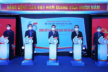 Các đồng chí lãnh đạo Đảng, Nhà nước khởi động chương trình đồng hành đến năm 18 tuổi đối với 650 trẻ mồ côi do đại dịch.