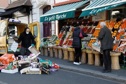 Người dân địa phương mua trái cây và rau củ trong một khu chợ nhỏ ở Fontenay-sous-Bois, France, 1/4/2020. (Ảnh: Reuters)