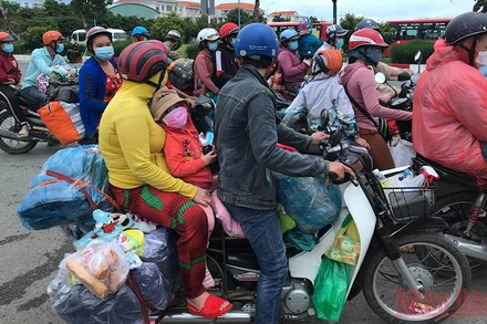 Dòng người Cà Mau đèo nhau hồi hương trong sự hỗ trợ an toàn của lực lượng chức năng.