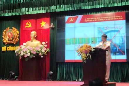 Thí sinh trình bày tại hội thi.