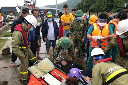 Lực lượng chức năng đưa bệnh nhân lên tàu vào đất liền.