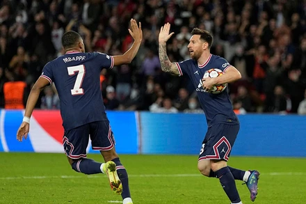 Messi và Mbappe ghi bàn giúp PSG chiến thắng. (Nguồn: Getty Images/TTXVN)